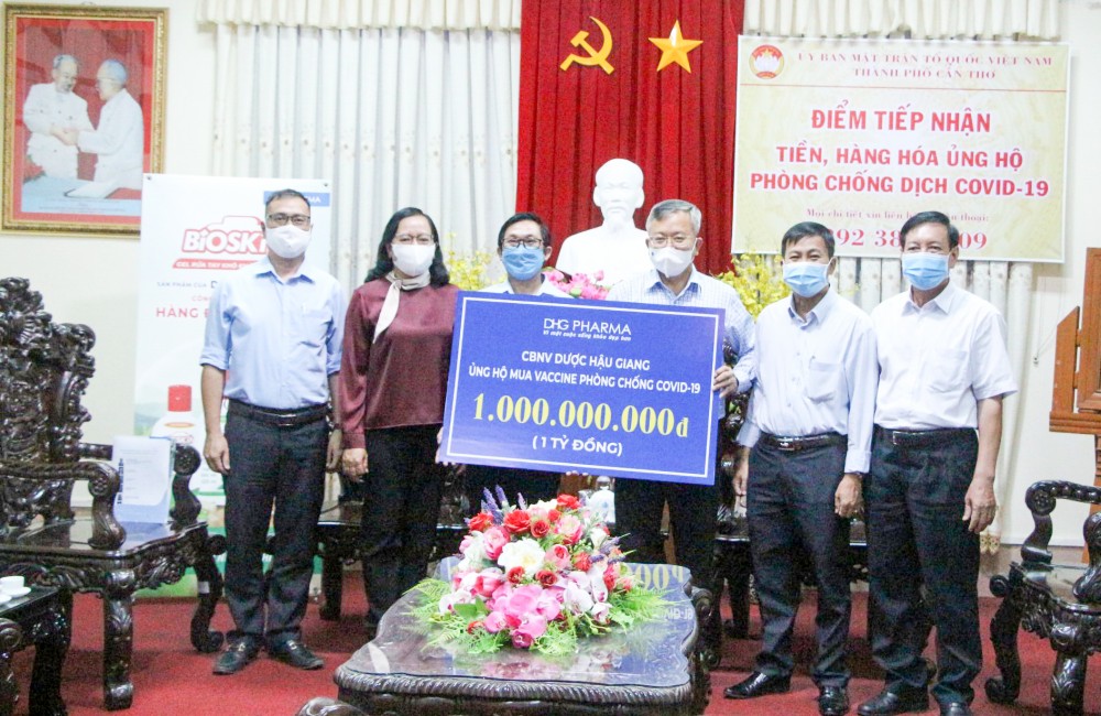 Ông Nguyễn Trung Nhân (thứ 3, từ phải sang), Ủy viên Ban Thường vụ Thành ủy, Chủ tịch Ủy ban MTTQVN thành phố, tiếp nhận tiền của Công ty Cổ phần Dược Hậu Giang. Ảnh: NGỌC QUYÊN