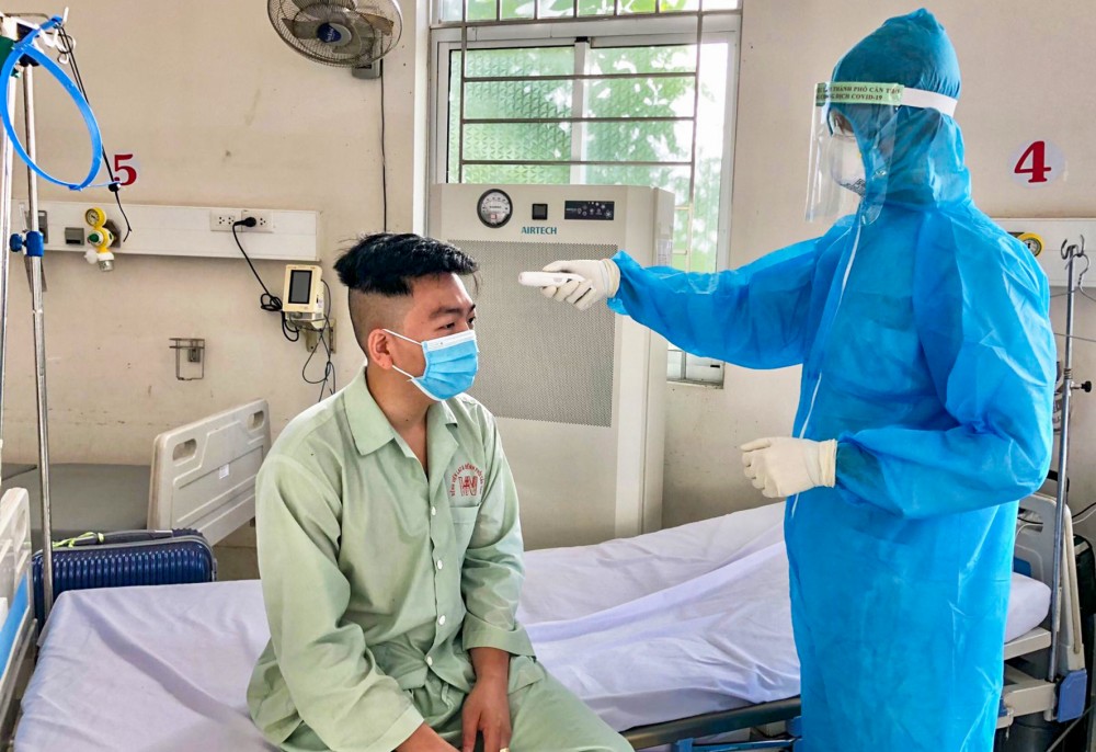 Điều trị bệnh nhân COVID-19 tại Bệnh viện Lao và Bệnh phổi TP Cần Thơ. Ảnh: M.Nguyễn