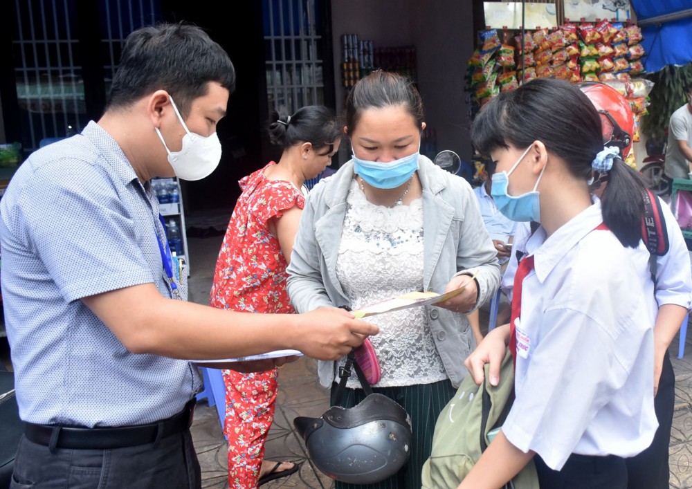 Thành viên Ban ATGT phát tờ rơi tuyên truyền ATGT cho người dân trên địa bàn quận Ninh Kiều.
