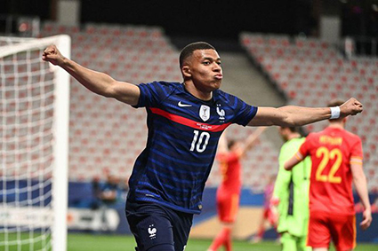 “Gà trống” đá “Xe tăng” Với tốc độ và kỹ thuật, Kylian Mbappe được kỳ vọng giúp Pháp chinh phục EURO 2020. Ảnh: Getty