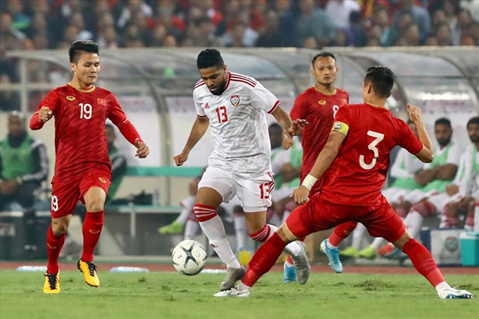 Quang Hải (bìa trái) trở lại sau án treo giò sẽ giúp tuyển Việt Nam thi đấu tốt hơn. Ảnh: AFC