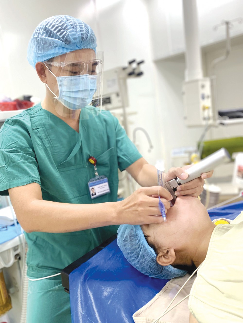 Những thầy thuốc
nhiều lần hiến máu cứu người Khoảng 3 tháng một lần, BS Ngô Duy Thái lại hiến máu tình nguyện. Trong ảnh: BS Thái đang thực hiện thủ thuật đặt nội khí quản cho người bệnh. Ảnh: NVCC