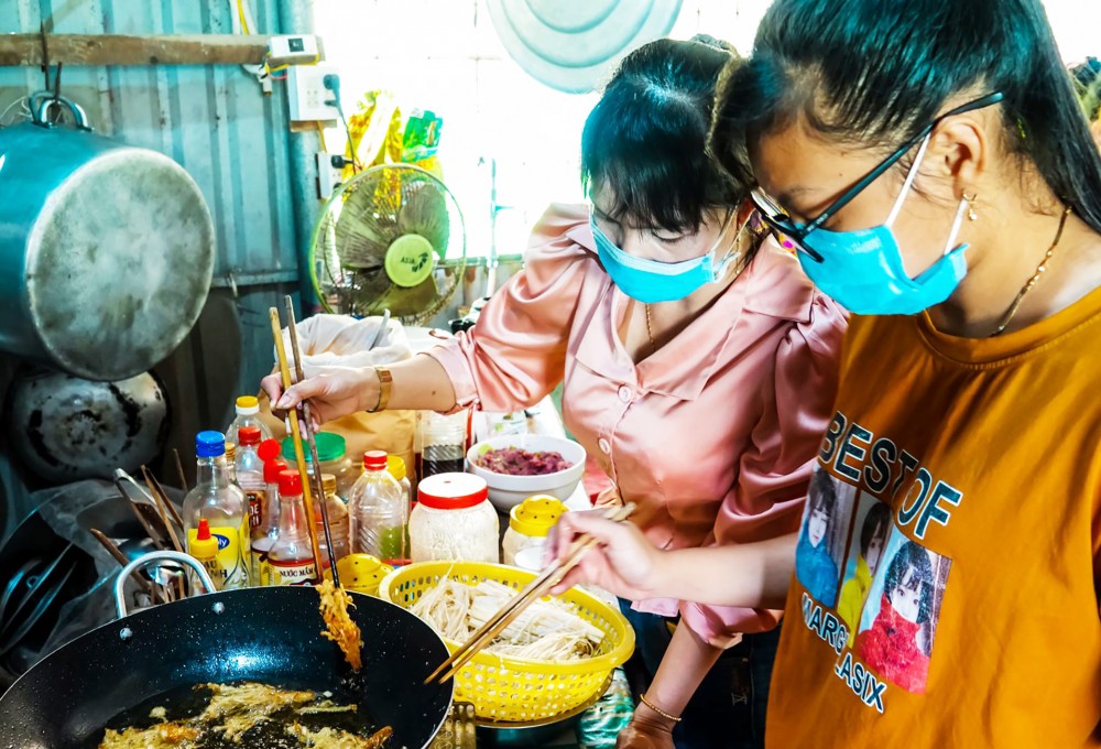 “Chuẩn cơm thầy cô nấu!” Những bữa cơm được các thầy cô chăm chút để các em học sinh lớp 12 an tâm ôn thi.