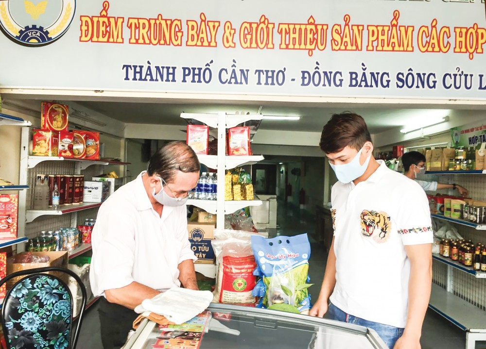 Hợp tác xã tìm hướng
đi mới để thích ứng Mua bán hàng hóa tại HTX Thuận Tiến, quận Ninh Kiều.