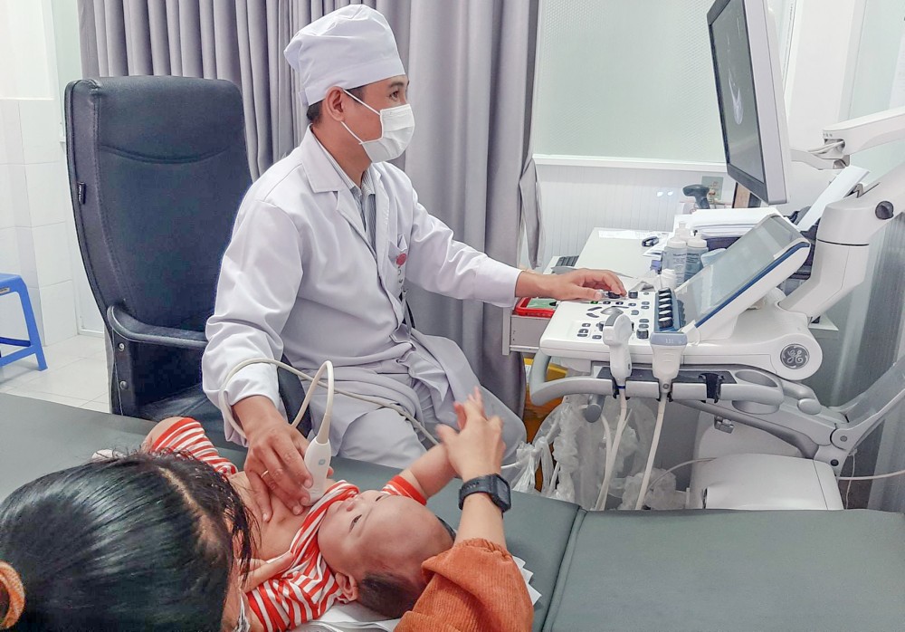 Bệnh viện Phụ sản TP Cần Thơ là một trong những đơn vị tự đảm bảo chi thường xuyên từ năm 2017. Trong ảnh: Cán bộ y tế siêu âm cho trẻ. Ảnh: Thu Sương