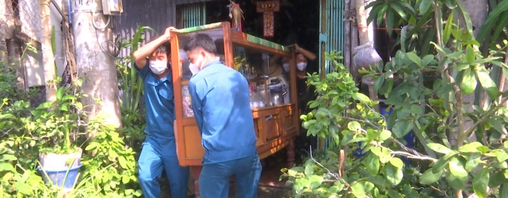 Lực lượng cứu hộ huyện Vĩnh Thạnh hỗ trợ di dời tài sản của người dân trên địa bàn bị ảnh hưởng thiên tai vào đầu tháng 6-2021.