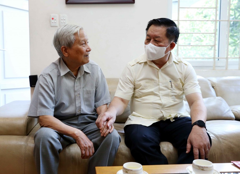 Xây dựng hệ bài chuyên luận lý luận chính trị bẻ gãy từ gốc những luận điệu xuyên tạc, sai trái, thù địch