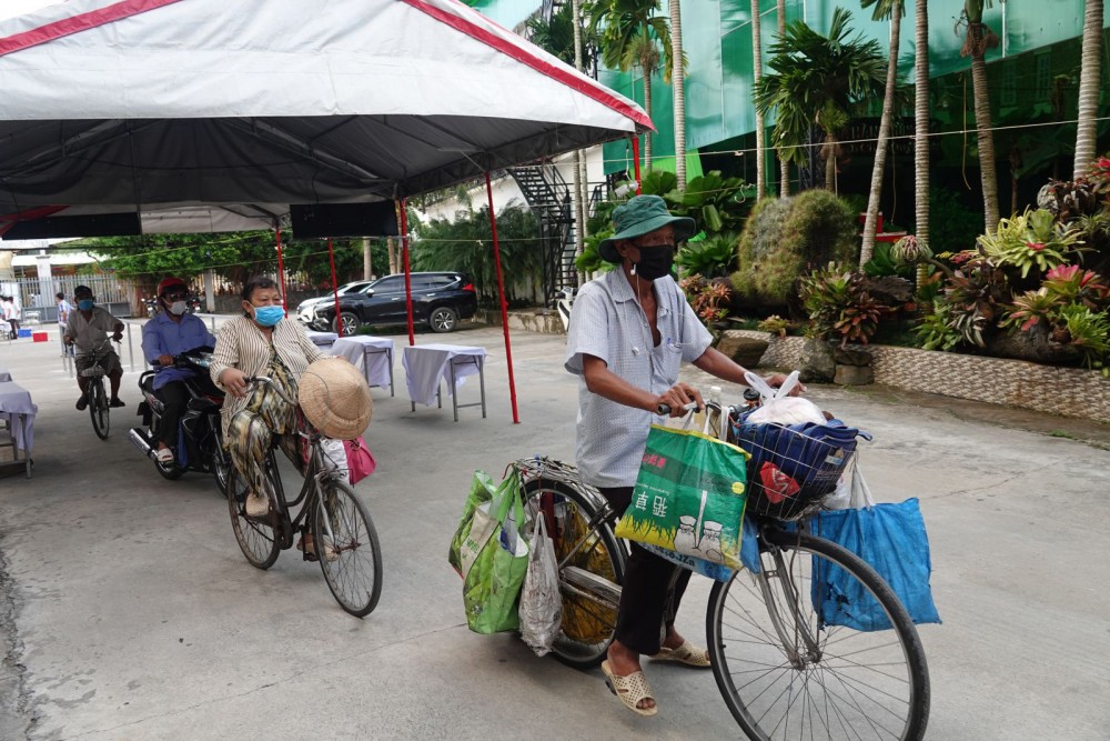 Bà con nhận quà, ra về trong niềm vui.