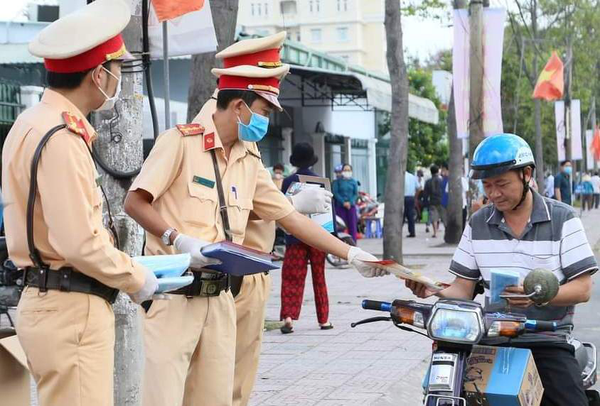 Cảnh sát giao thông quận Ninh Kiều phát tờ rơi tuyên truyền người dân chấp hành pháp luật khi tham gia giao thông.