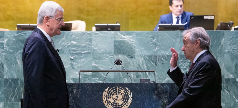 Ông Guterres (phải) tuyên thệ nhậm chức Tổng Thư ký LHQ nhiệm kỳ 2 trước Chủ tịch Đại Hội đồng LHQ. Ảnh: LHQ