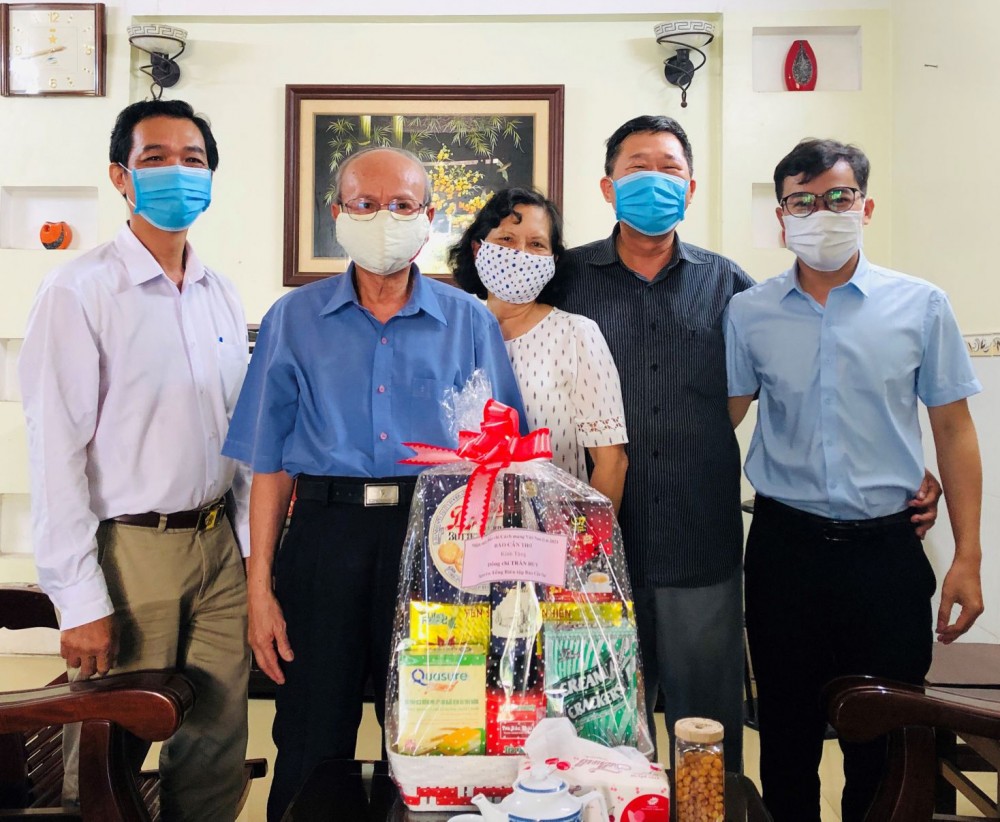 Lãnh đạo Báo Cần Thơ cùng đại diện các đoàn thể đến thăm đồng chí Trần Huy (thứ 2 từ trái qua), nguyên Tổng Biên tập Báo Cần Thơ.