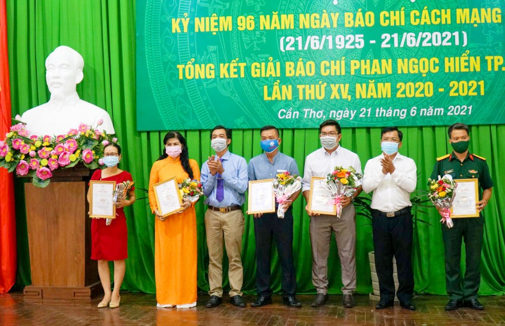 Họp mặt và Trao Giải Báo chí Phan Ngọc Hiển TP Cần Thơ Đồng chí Huỳnh Hoàng Mến, Giám đốc Sở Thông tin và Truyền thông thành phố và đồng chí Trương Văn Chuyển, Tổng Biên tập Báo Cần Thơ, Chủ tịch Hội NB thành phố, trao giải Ba cho các tác giả.