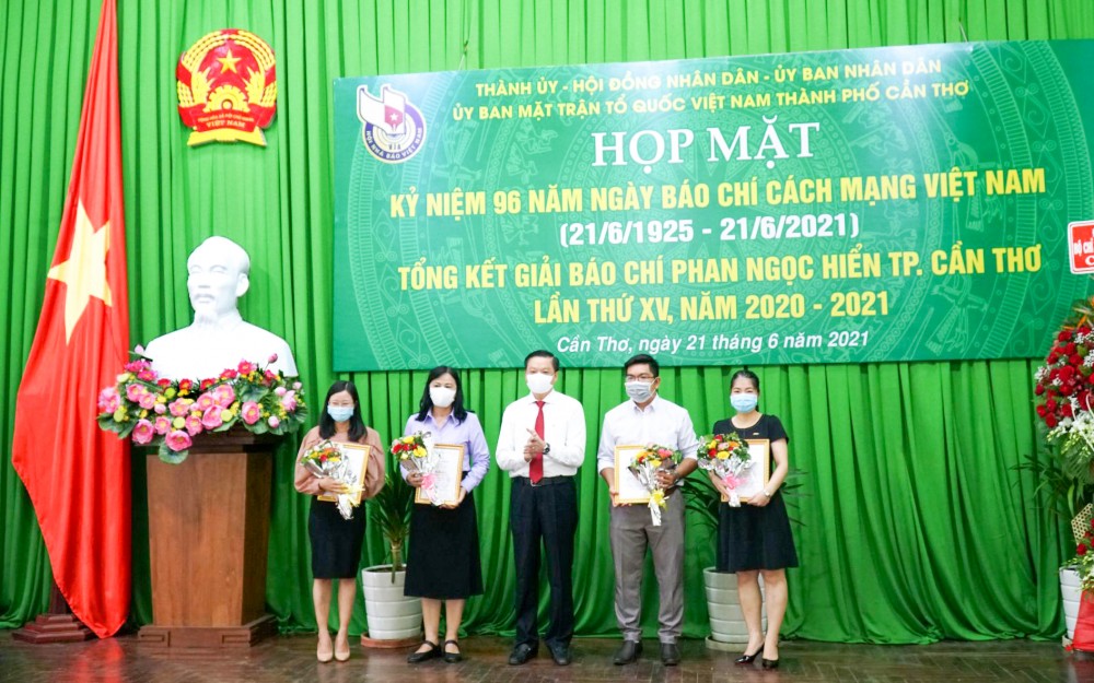 Họp mặt và Trao Giải Báo chí Phan Ngọc Hiển TP Cần Thơ Đồng chí Dương Tấn Hiển, Ủy viên Ban Thường vụ Thành ủy, Phó Chủ tịch Thường trực UBND thành phố, trao giải Nhì các tập thể, cá nhân.