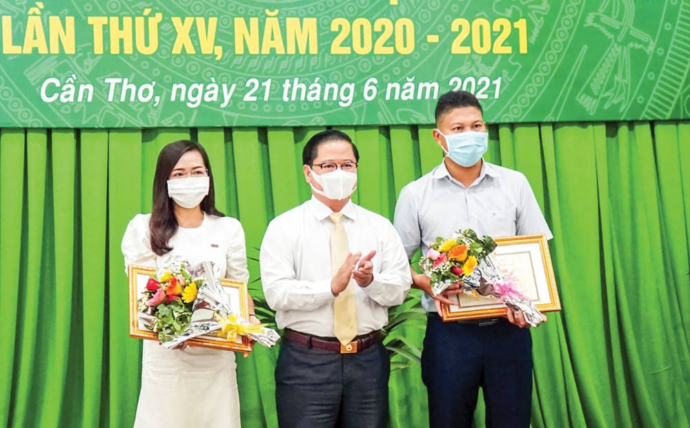Họp mặt và Trao Giải Báo chí Phan Ngọc Hiển TP Cần Thơ Đồng chí Trần Việt Trường, Phó Bí thư Thành ủy, Chủ tịch UBND thành phố, trao giải Nhất cho đại diện các nhóm tác giả. Ảnh: PHẠM TRUNG