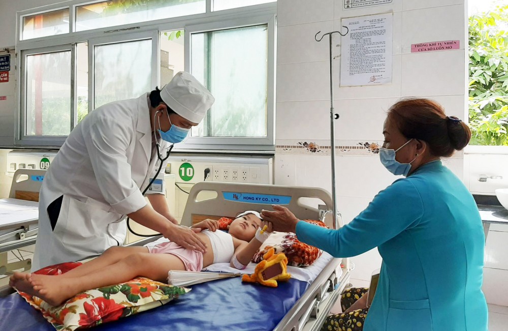 Trẻ hay gặp tai nạn
thương tích trong mùa hè BS Trần Cao Thái thăm khám cho một trẻ bị chấn thương nhập viện cấp cứu.