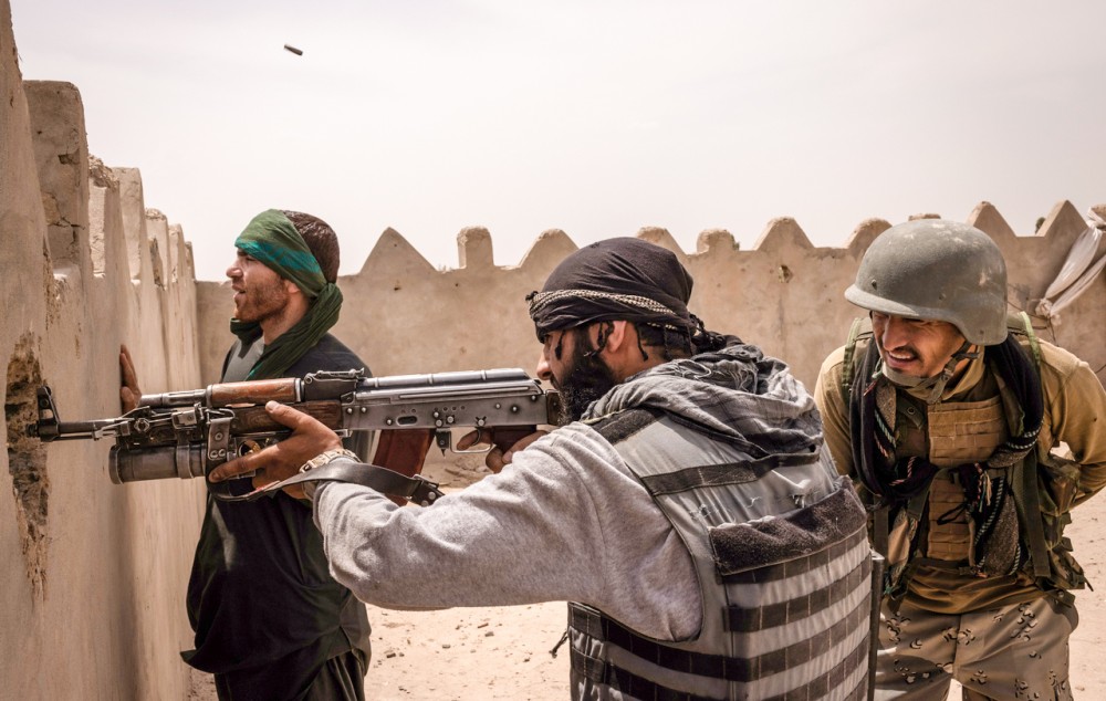 Các binh sĩ Afghanistan chật vật đối phó Taliban. Ảnh: NY Times