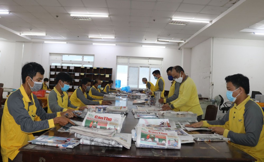 Bưu điện TP Cần Thơ nâng chất công tác phát hành báo chí Từ 4 giờ đến 5 giờ sáng hằng ngày, nhân viên bưu tá của bưu cục trung tâm khai thác vận chuyển, thuộc Bưu điện TP Cần Thơ đã bắt tay vào công tác chuyển và phát báo, tạp chí của Đảng đến tay bạn đọc.
