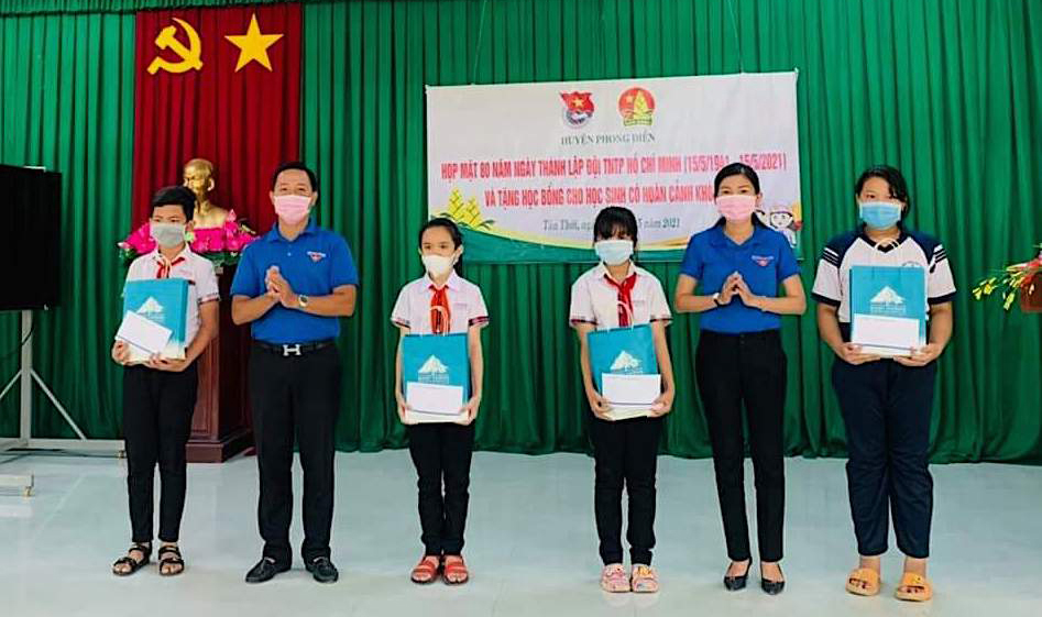Quan tâm chăm lo, bảo vệ trẻ em Huyện đoàn Phong Điền tặng quà cho học sinh vượt khó, học giỏi. Ảnh: Đơn vị cung cấp