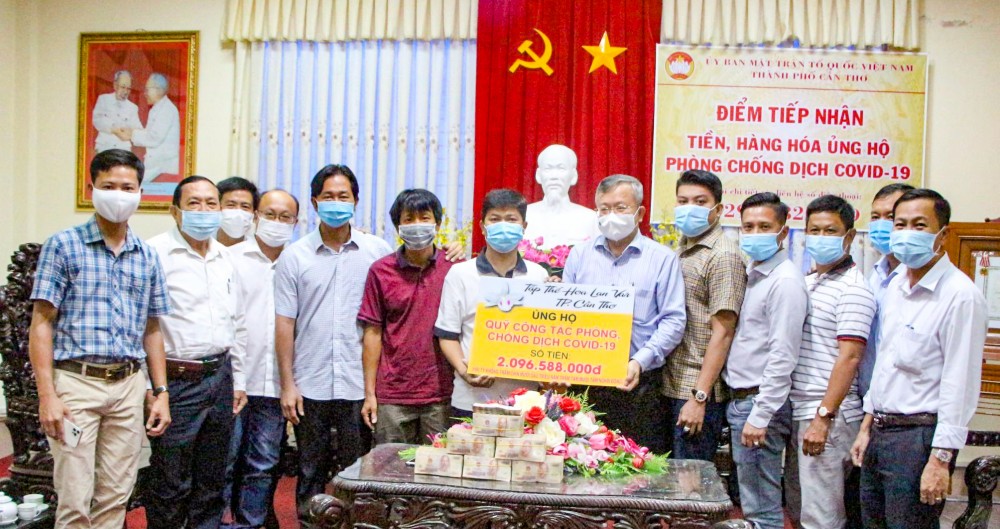 Chung sức phòng, chống dịch COVID-19 Lãnh đạo Ủy ban MTTQVN thành phố tiếp nhận tiền từ các đơn vị, tập thể ủng hộ phòng, chống dịch COVID-19.