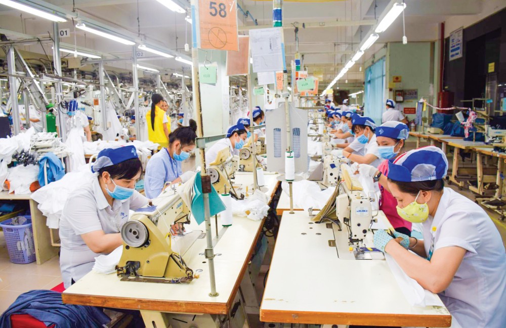 Ngành Thuế TP Cần Thơ phấn đấu vừa hoàn thành thu NSNN vừa hỗ trợ doanh nghiệp vượt khó trước tình hình dịch bệnh COVID-19. Trong ảnh: Hoạt động tại Công ty CP May Tây Đô.