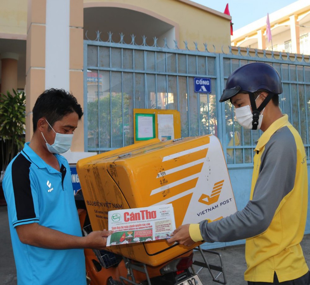 Bưu điện TP Cần Thơ nâng chất công tác phát hành báo chí Nhân viên bưu tá của bưu cục trung tâm khai thác vận chuyển, thuộc Bưu điện TP Cần Thơ phát báo Cần Thơ tới một điểm trường thuộc phường Hưng Phú, quận Cái Răng.
