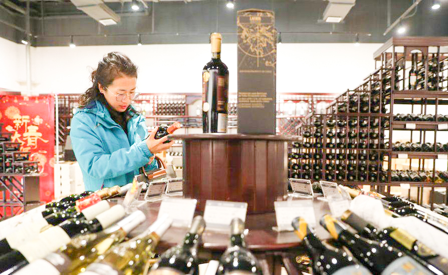 Trung Quốc tham vọng gây dựng vùng sản xuất rượu vang sánh ngang Bordeaux của Pháp. Ảnh: Getty Images