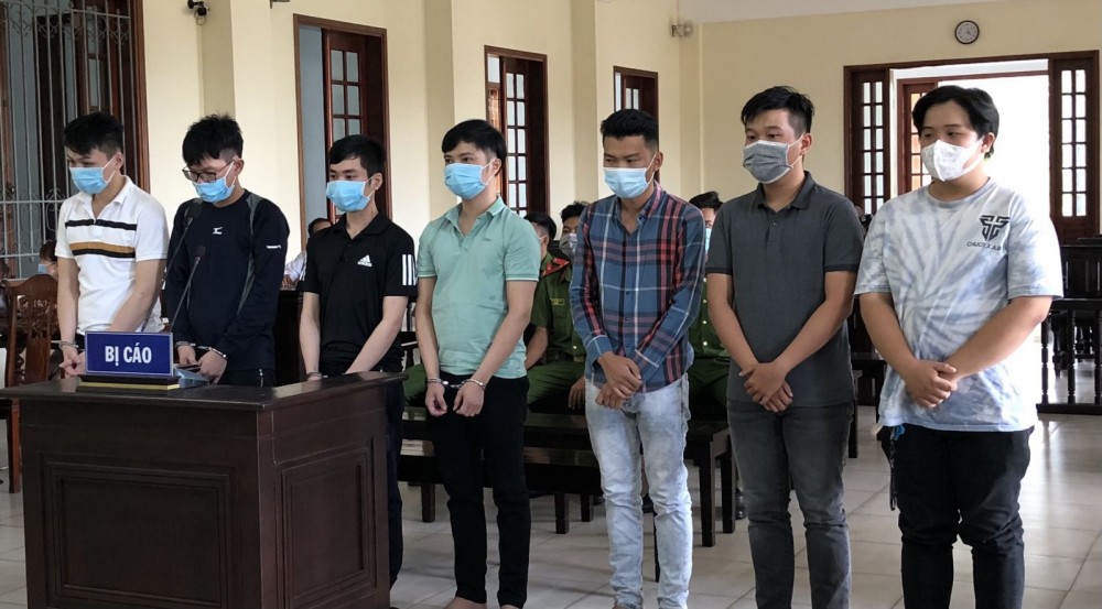 Các bị cáo nghe tòa tuyên án (Nguyễn Văn Khiêm đứng giữa).