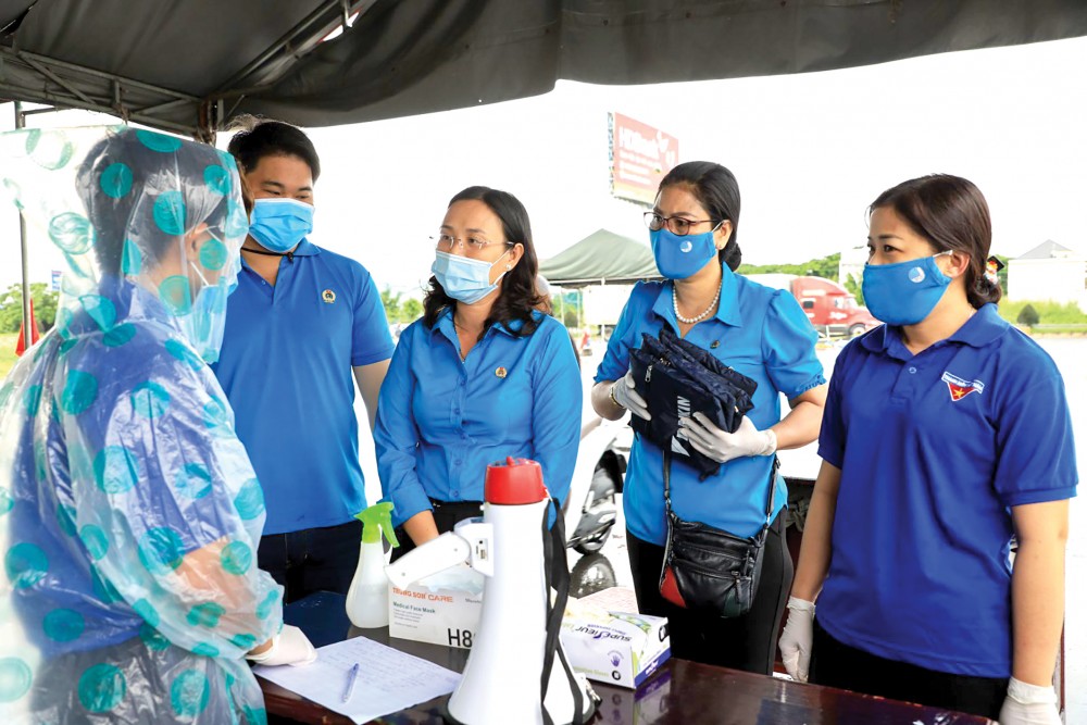 Lãnh đạo LĐLĐ TP Cần Thơ, Công đoàn ngành GD&ĐT thành phố đến thăm, tặng quà lực lượng tình nguyện viên tại chốt kiểm soát dịch.