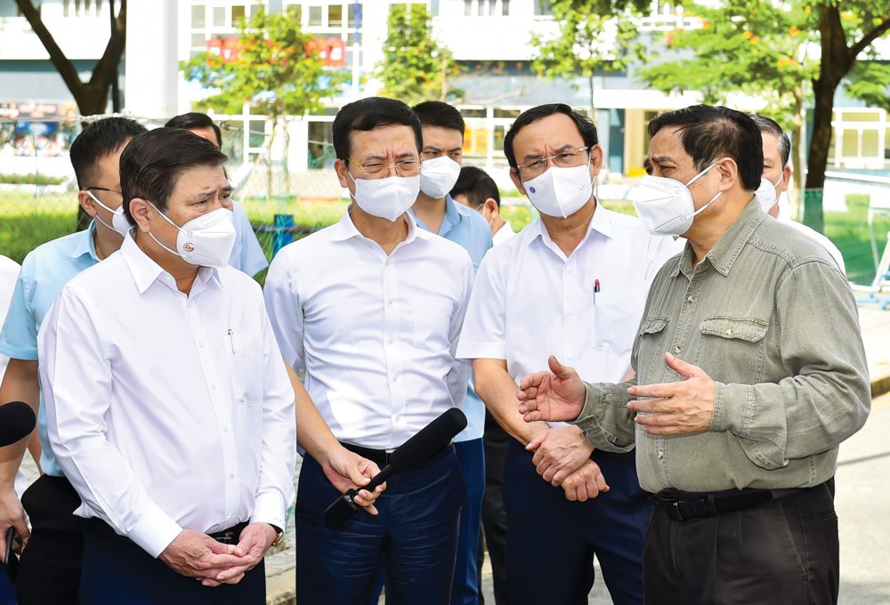 Thủ tướng nhắc lại bài học kinh nghiệm tại Bắc Giang khi để xảy ra nhiều ca lây nhiễm chéo trong khu cách ly, tuy kiểm soát được, không để lan ra cộng đồng nhưng vẫn gây áp lực cho hệ thống điều trị. Ảnh: VGP/Nhật Bắc