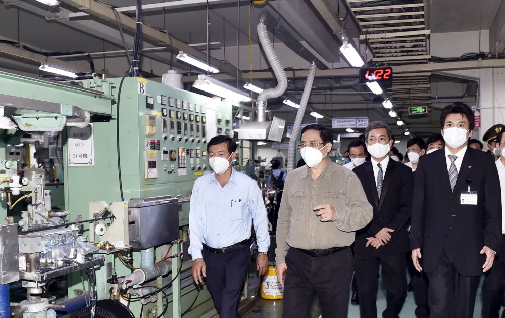Thủ tướng tới thăm Công ty Nissei Electric Việt Nam-một doanh nghiệp Nhật Bản tại khu chế xuất Tân Thuận. Ảnh: VGP/Nhật Bắc