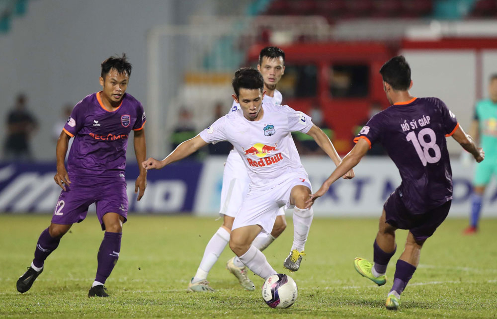 Hồng Duy (giữa) cùng Hoàng Anh Gia Lai đang dẫn đầu V.League sau 12 vòng đấu. Ảnh: VPF