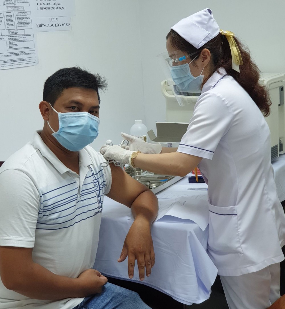 Cán bộ y tế thuộc Trung tâm Y tế quận Ninh Kiều tiêm vắc-xin phòng COVID-19 cho đối tượng ưu tiên theo quy định.