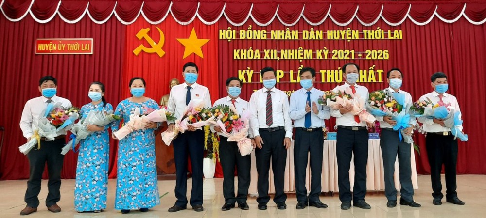 Lãnh đạo TP Cần Thơ tặng hoa chúc mừng các lãnh đạo chủ chốt của HĐND, UBND huyện Thới Lai. 