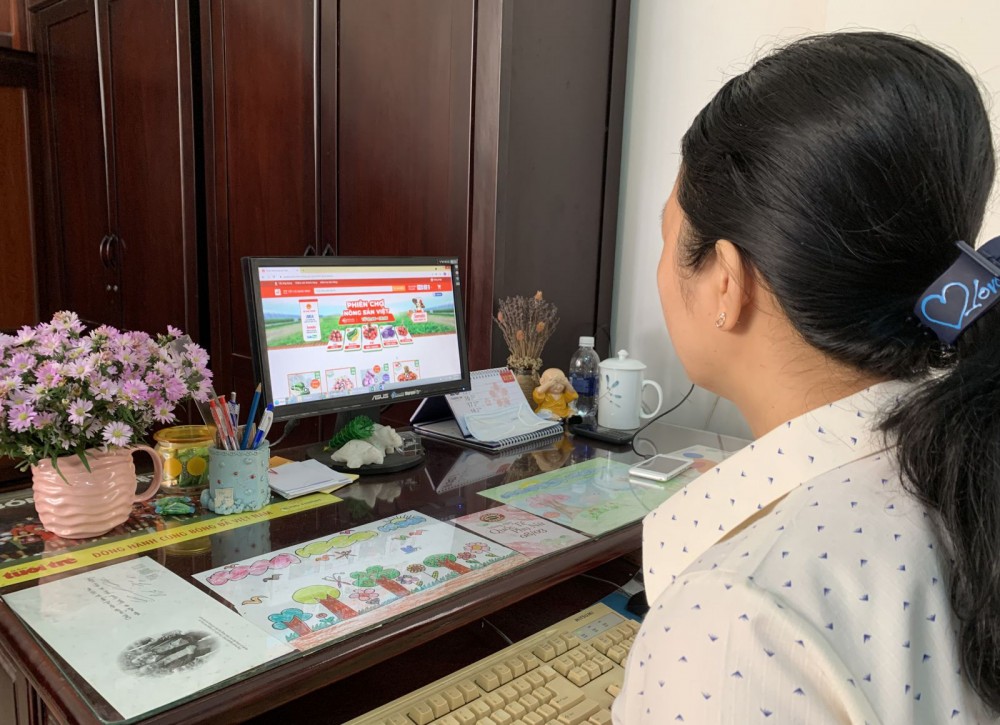 Người tiêu dùng tham khảo hàng hóa tại “Phiên chợ nông sản Việt” trên trang Sendo.vn.