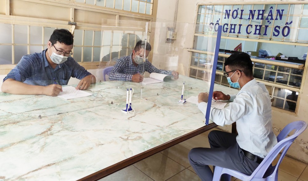 Phòng, chống dịch COVID-19,
cấp nước sạch liên tục phục vụ người dân Khách hàng đến giao dịch tại Trung tâm nước.