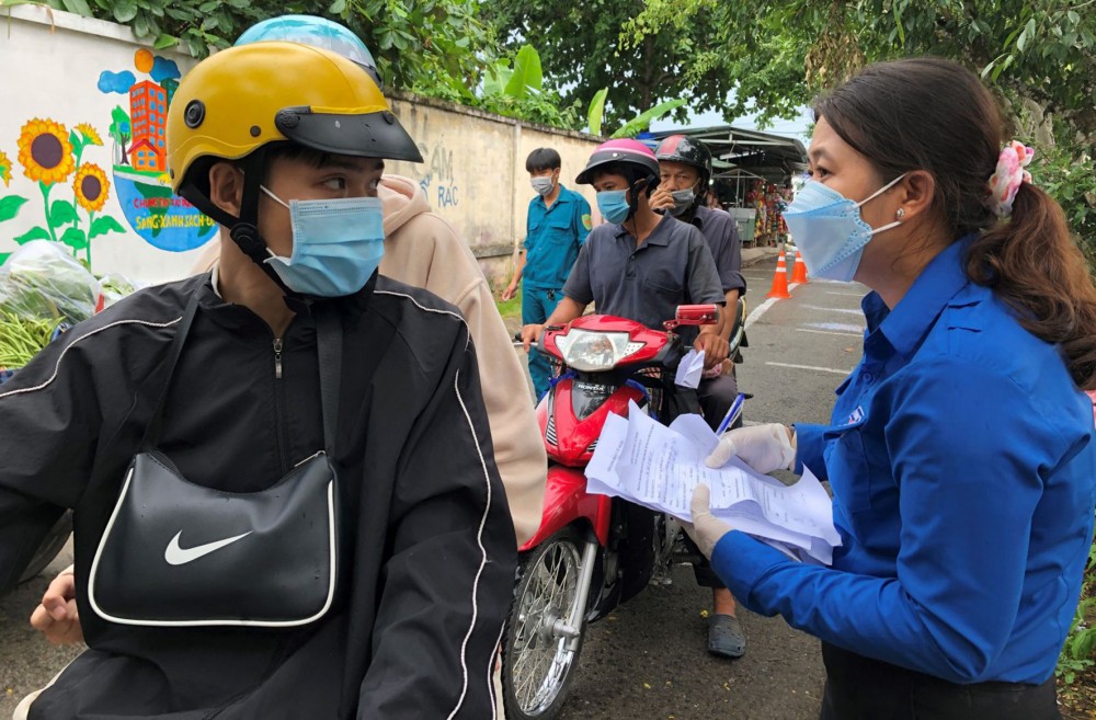 Đoàn viên, thanh niên tình nguyện hướng dẫn người dân khai báo y tế tại điểm kiểm soát phòng, chống dịch COVID-19 tại Bến đò Cô Bắc - Tân Quới (quận Bình Thủy).