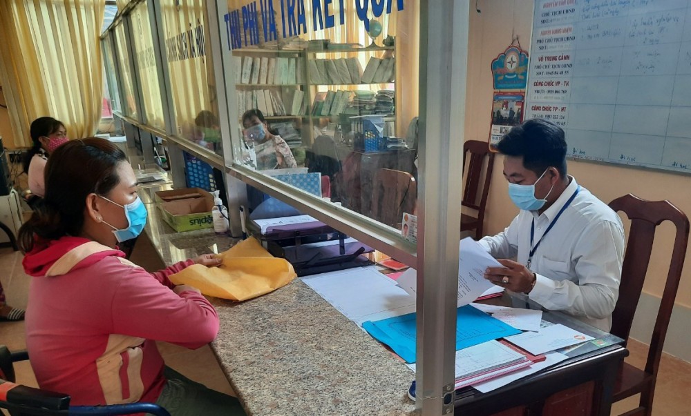UBND 83 xã, phường, thị trấn của TP Cần Thơ đã áp dụng ISO 9001:2015. Trong ảnh: Công chức xã Thới Hưng, huyện Cờ Đỏ, giải quyết thủ tục hành chính cho người dân.