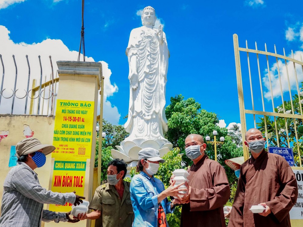 Điểm đến yêu thương Chùa Quang Xuân phát cơm chay miễn phí cho bà con.