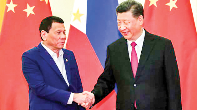 Tổng thống Philippines Duterte  (trái) gặp Chủ tịch Trung Quốc Tập Cận Bình tại Bắc Kinh hồi năm 2019. Ảnh: Kyodo