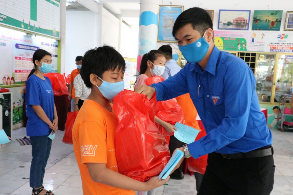 Anh Đinh Quyết Thắng, Bí thư Quận đoàn Ninh Kiều trao quà cho thiếu nhi có hoàn cảnh khó khăn, do ảnh hưởng bởi dịch COVID-19.