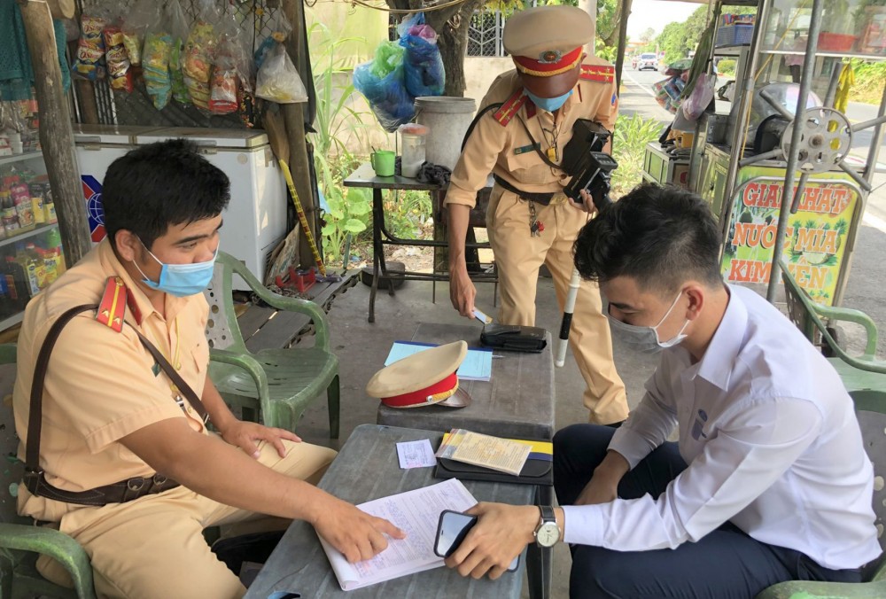 CSGT-TT Công an huyện Cờ Đỏ hướng dẫn người điều khiển xe trên đường tỉnh 919 ký tên vào biên bản vi phạm hành chính.
