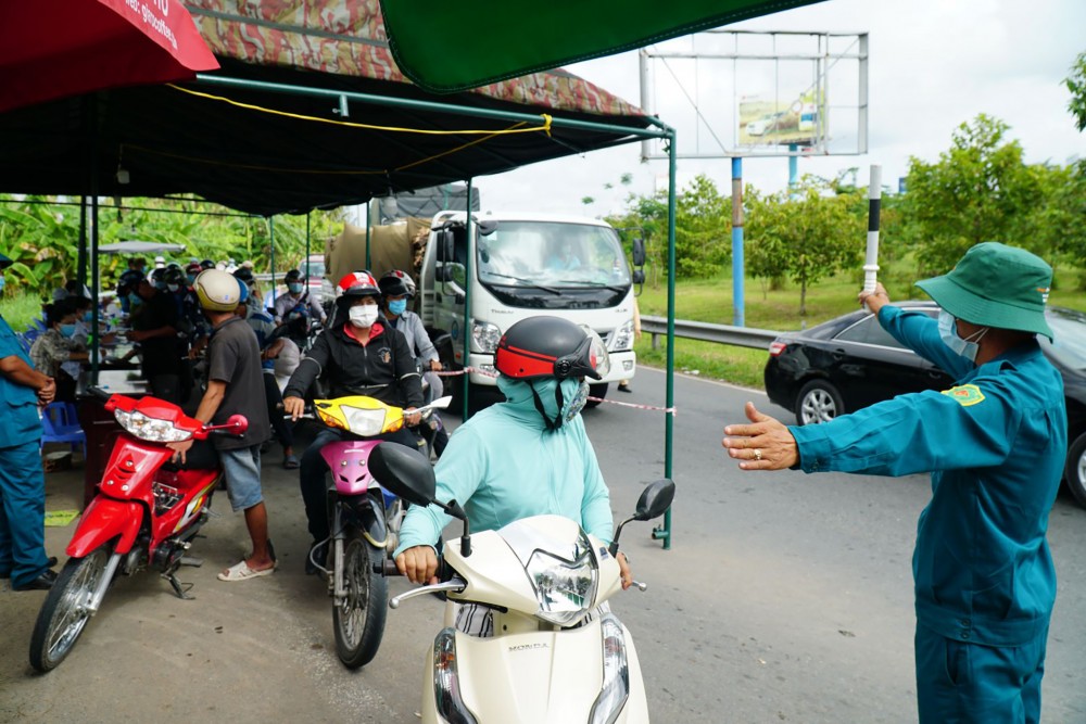 Dân quân phường Hưng Thạnh, quận Cái Răng tham gia trực ở điểm kiểm soát phòng, chống dịch trên địa bàn phường.