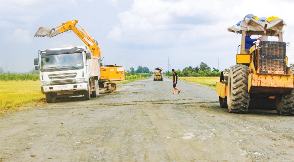 Một đoạn đường thuộc công trình đường tỉnh 922 trên địa bàn quận Ô Môn đang được đẩy nhanh tiến độ thi công.