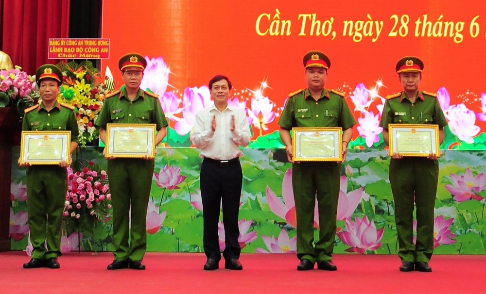 Đồng chí Nguyễn Ngọc Hè, Phó Chủ tịch UBND thành phố, trao Bằng khen cho tập thể, cá nhân có thành tích xuất sắc trong đấu tranh triệt phá 3 tụ điểm đánh bạc và tổ chức sử dụng trái phép chất ma túy ở quận Ninh Kiều vào tháng 6-2021.