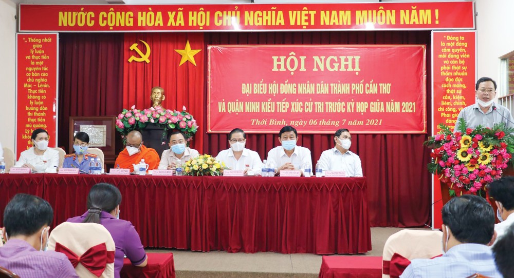 Các đại biểu HĐND TP Cần Thơ và quận Ninh Kiều tiếp xúc cử tri hai phường Thới Bình và Cái Khế. Ảnh: Q. THÁI