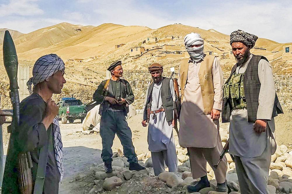 Lực lượng dân quân Afghanistan tham gia cuộc chiến chống Taliban. Ảnh: AFP