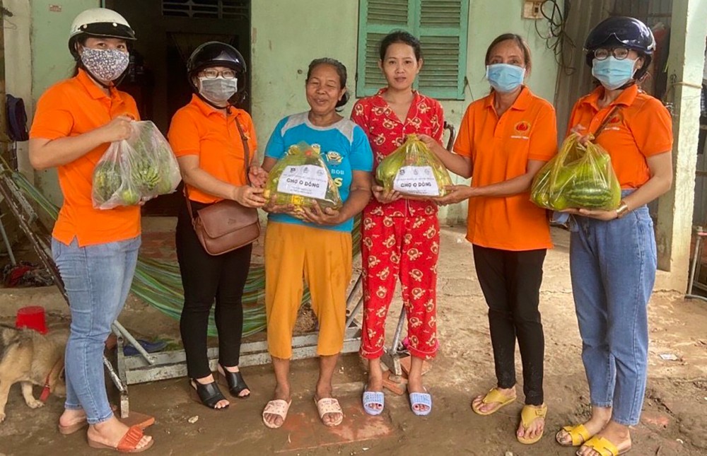 Các thành viên tham gia “Chợ 0 đồng” hỗ trợ nhu yếu phẩm đến tận nhà hộ dân khó khăn ở thị trấn Thới Lai. Ảnh: CTV