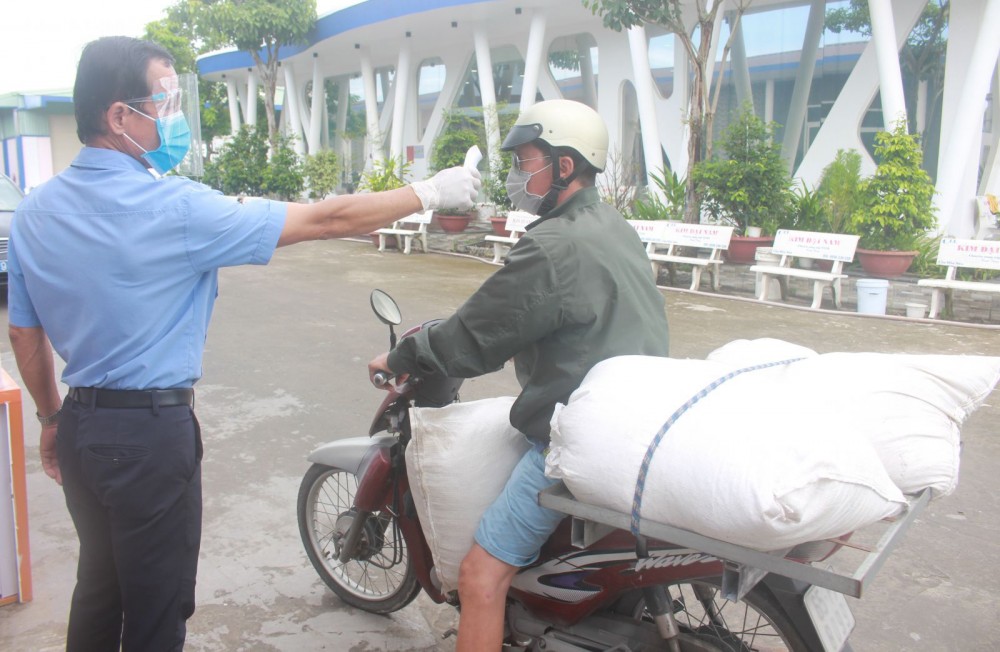 Thực hiện kiểm soát thân nhiệt, khai báo y tế đối với người điều khiển phương tiện ra vào tại Công ty CP Thực phẩm Phạm Nghĩa.