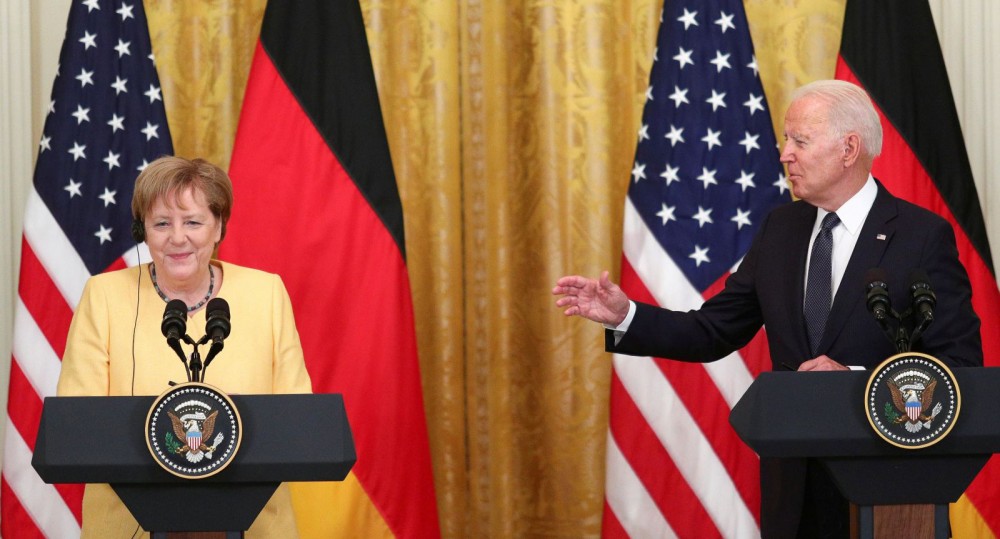 Thủ tướng Đức Merkel (trái) và Tổng thống Mỹ Biden họp báo tại Nhà Trắng hôm 15-7. Ảnh: DW