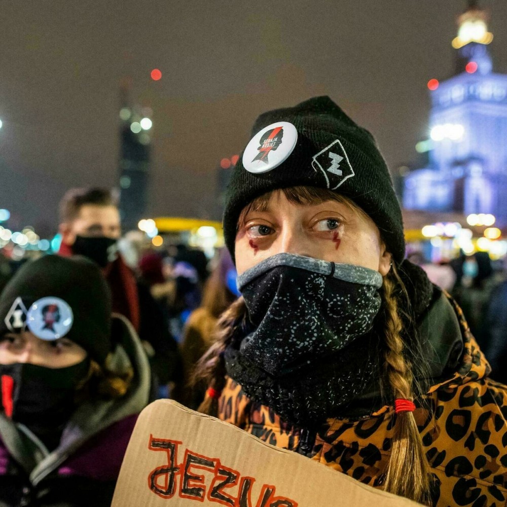 Người biểu tình phản đối quy định mới của Chính phủ Ba Lan về quyền phụ nữ. Ảnh: Getty Images